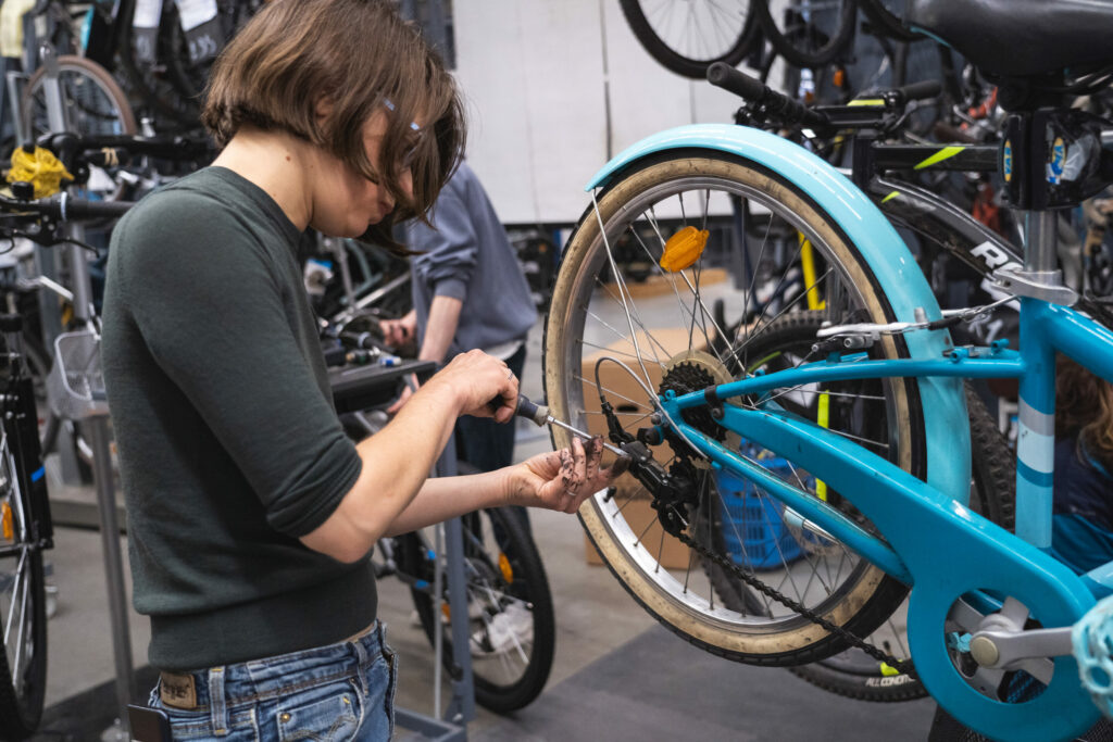 Decathlon gives Brussels residents free training to become bicycle repairers
