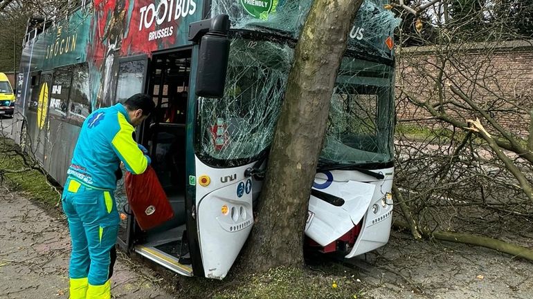 Over 20 people injured in a tourist bus accident in Brussels