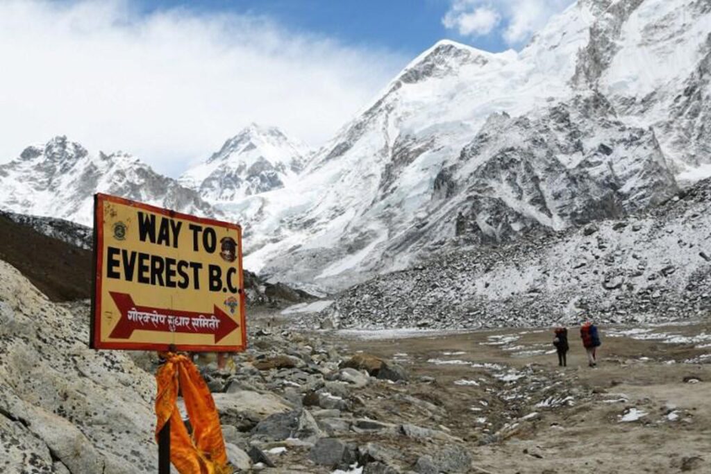Peak season begins for ascending Mount Everest