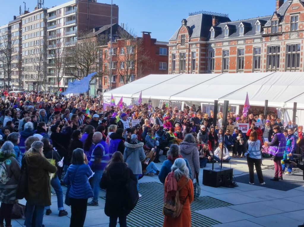 Several hundred people take part in Liège's feminist bike rally