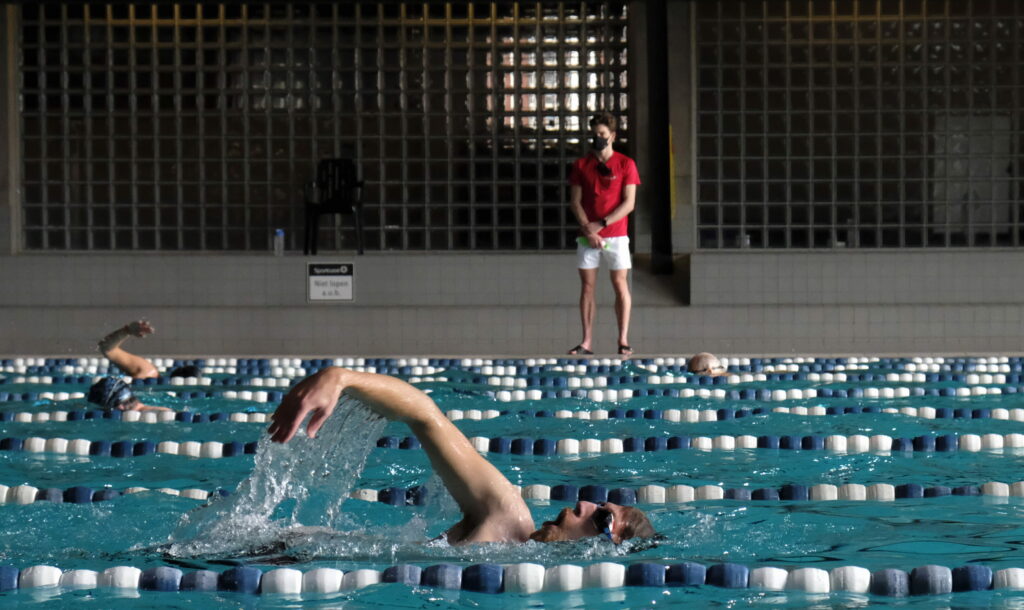 Too expensive: Flemish schools increasingly cutting swimming classes