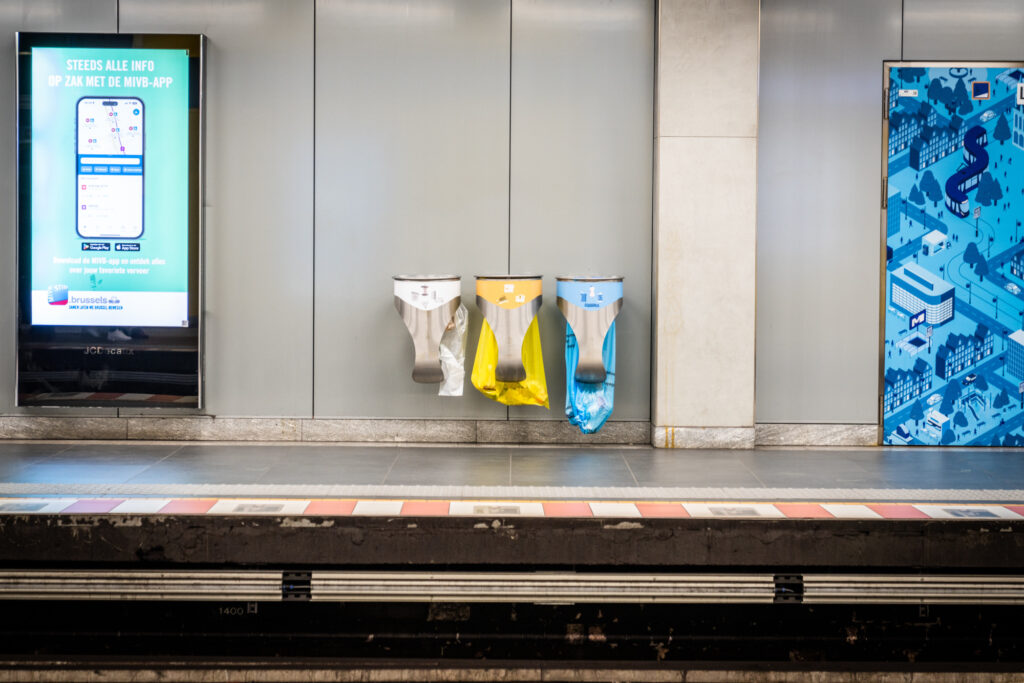 New rubbish bins for selective collection in all Brussels metro stations