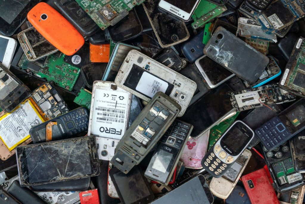 Two thirds of Belgians leave old mobile phones idle in drawers