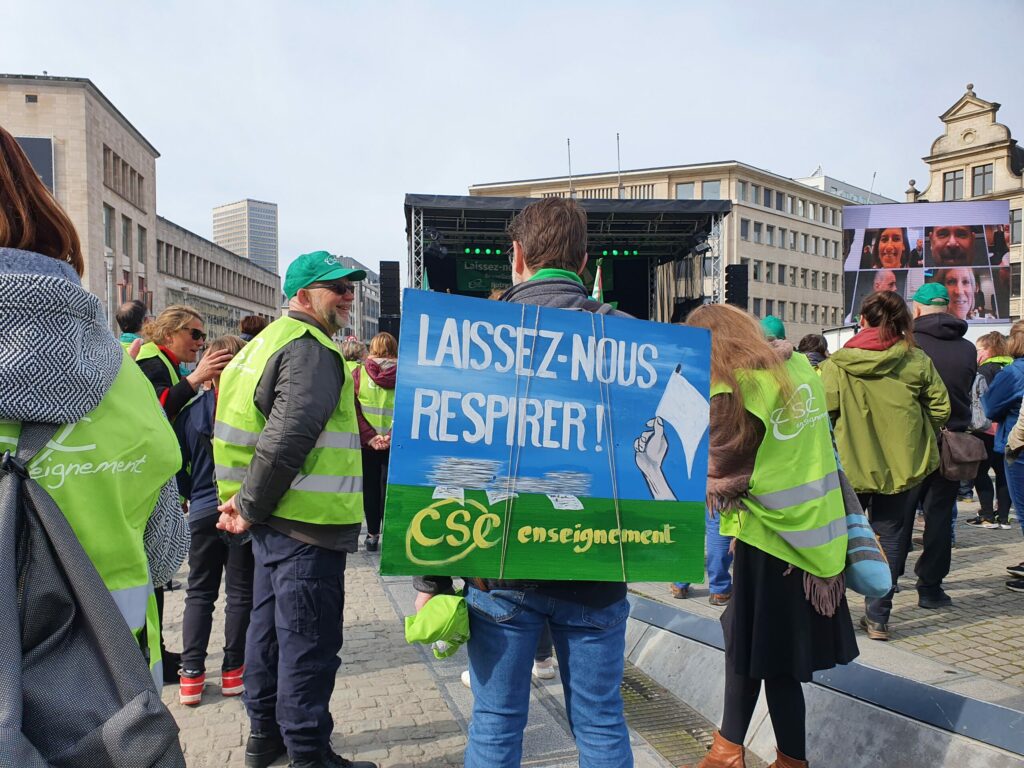 Large education demonstration: Teachers come to Brussels en masse, some in underwear