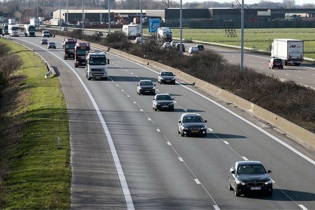 Over 2,000 drivers fined for middle lane driving in Belgium every year
