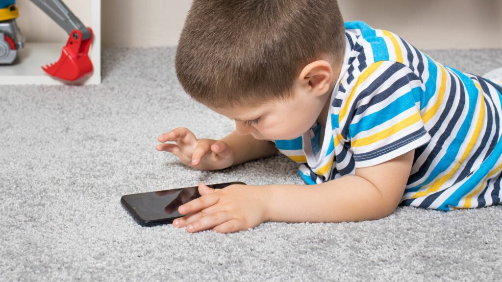 One in three parents has difficulty managing their children's use of screens