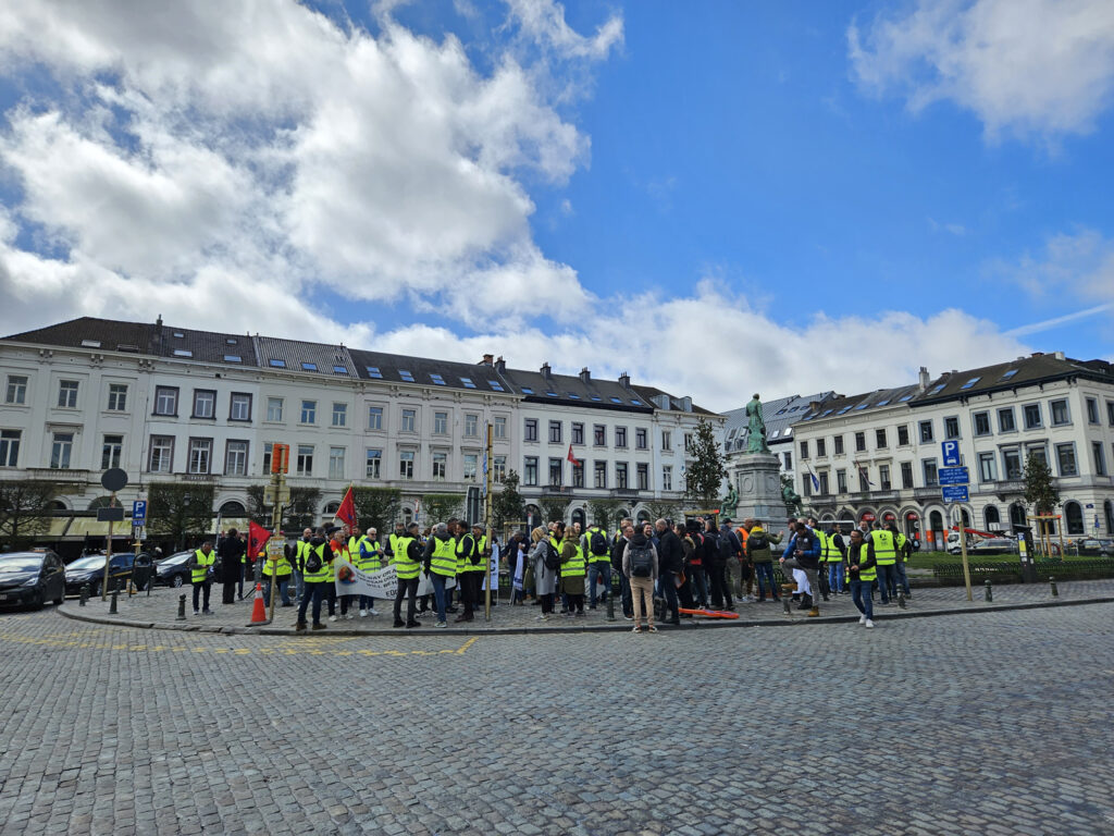 Around 100 dockworkers demonstrate in Brussels