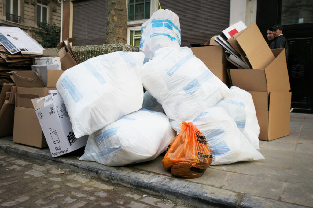 Rubbish collection services carry out strike until Sunday 5 May