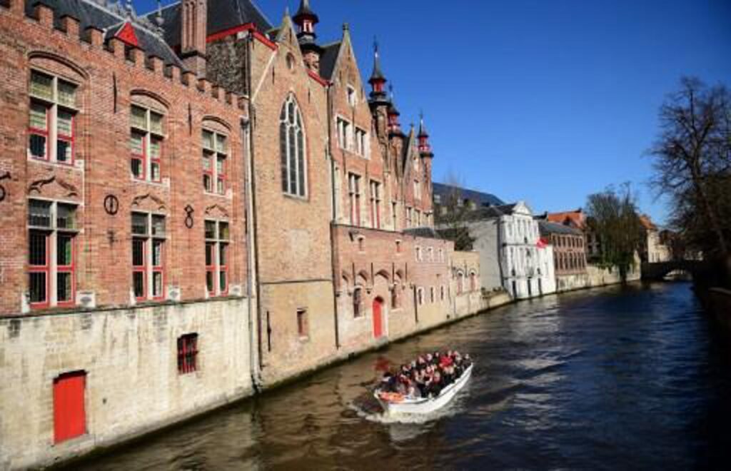 Bruges installs sensors to monitor water quality in city canals