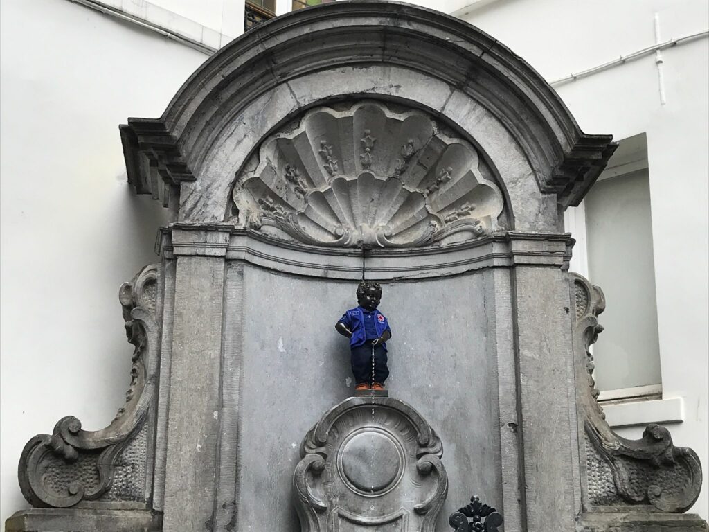 Manneken-Pis dons EU civil protection uniform