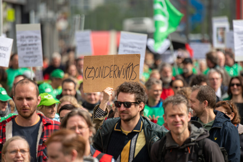 Thousands of protesting teachers march in Antwerp