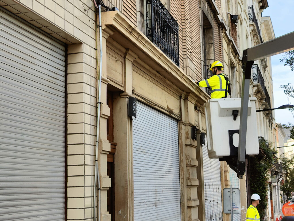 'Too many cables on our façades!': Brussels residents enraged by telecomms entrant