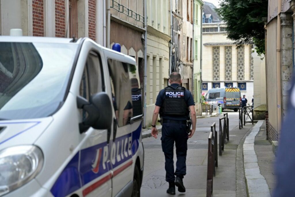 Police arrest suspected perpetrator of French synagogue attack
