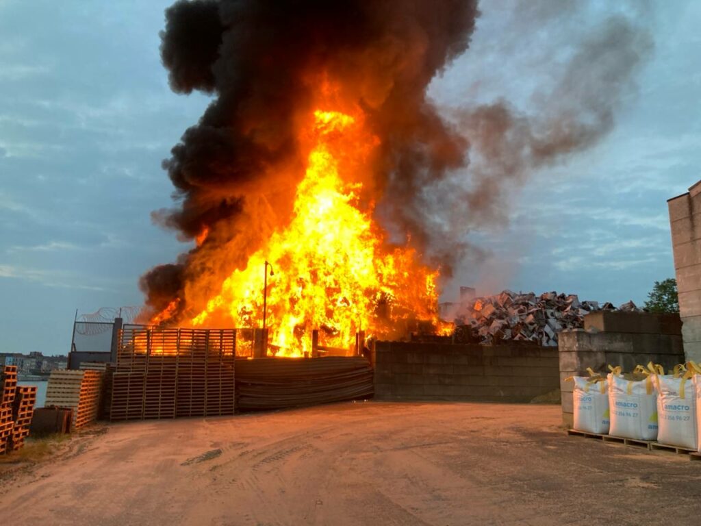 Large fire at Brussels recycling plant, fire fighters still extinguishing Friday morning