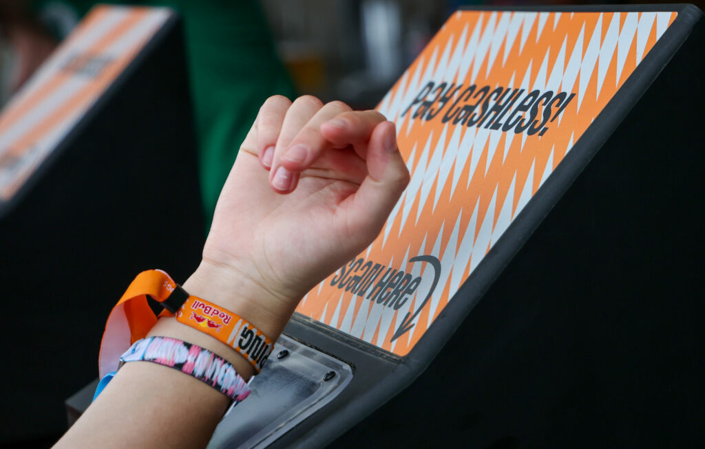 Cashless wristbands? Belgian festivals not allowed to make profit from own payment systems