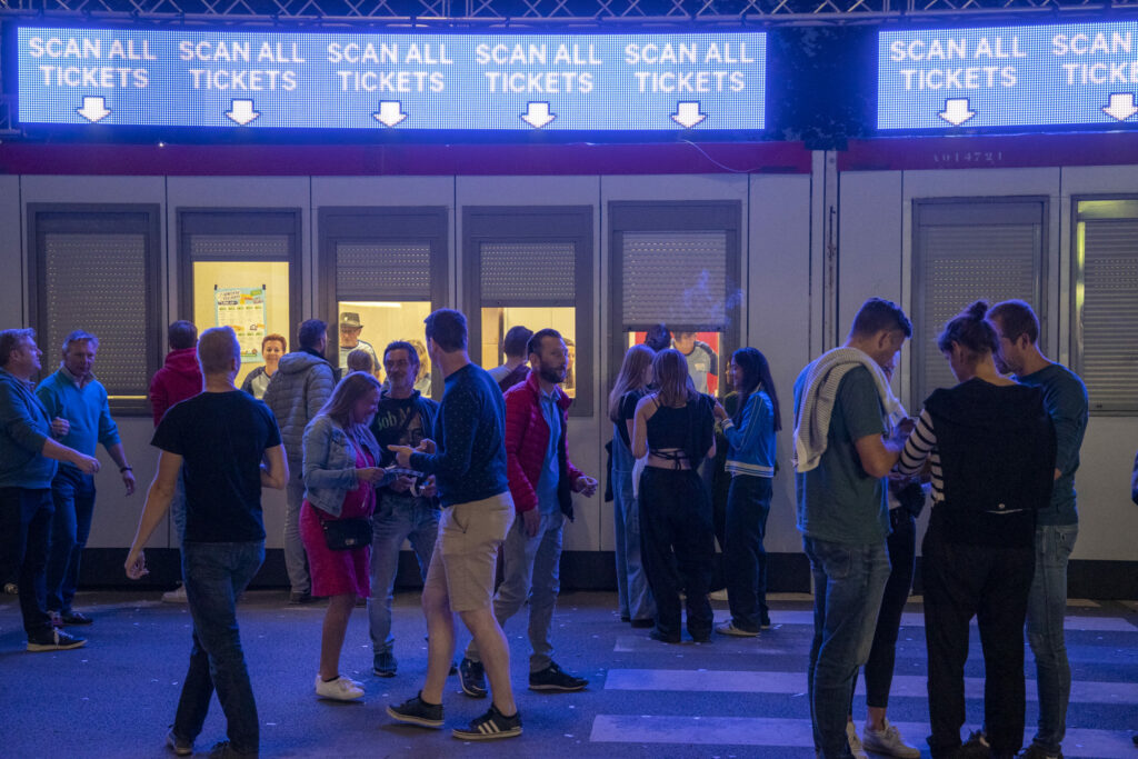 Car fleeing police runs into Lokerse Feesten