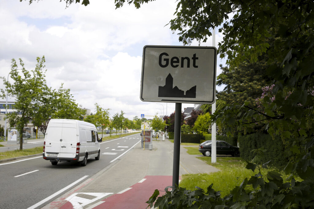 'Tyre Extinguishers' continue to deflate SUV tyres in Ghent