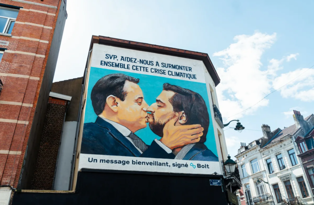 Another mural of kissing Bouchez and De Wever appears, this time in Saint-Gilles