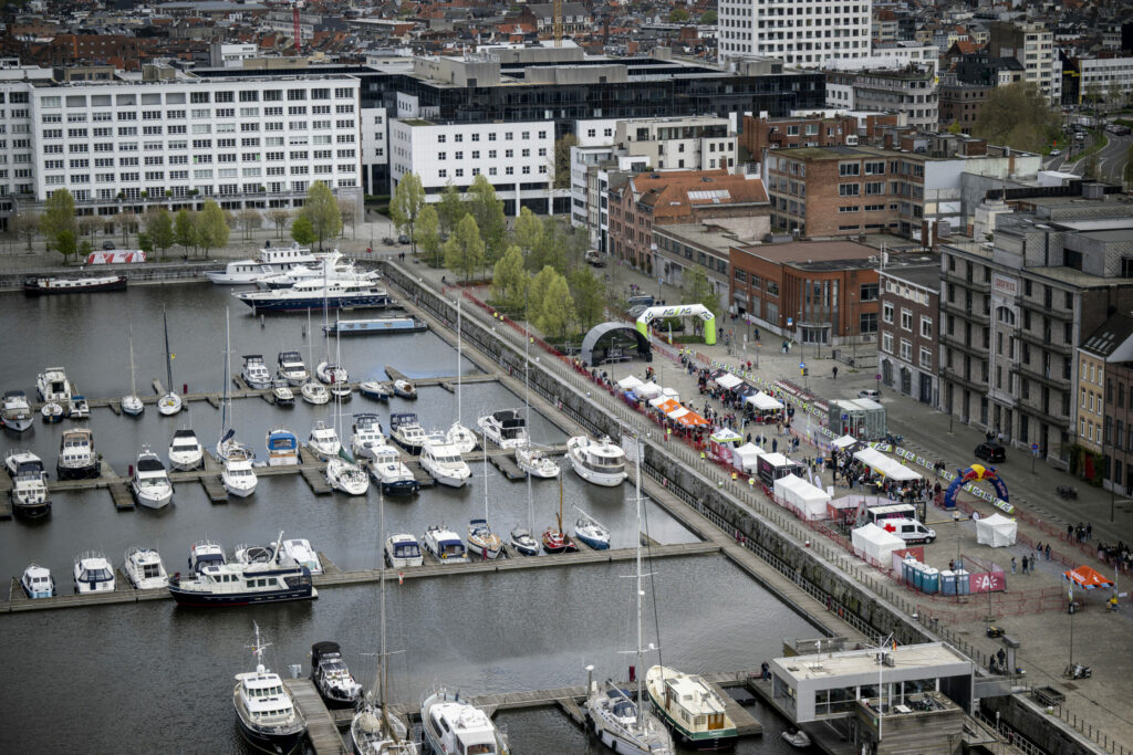 Young man in critical condition after falling from balcony in Antwerp