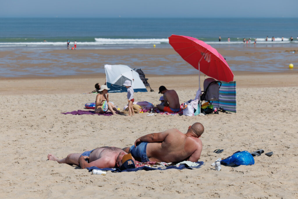 Fine weather draws some 300,000 tourists to the seaside