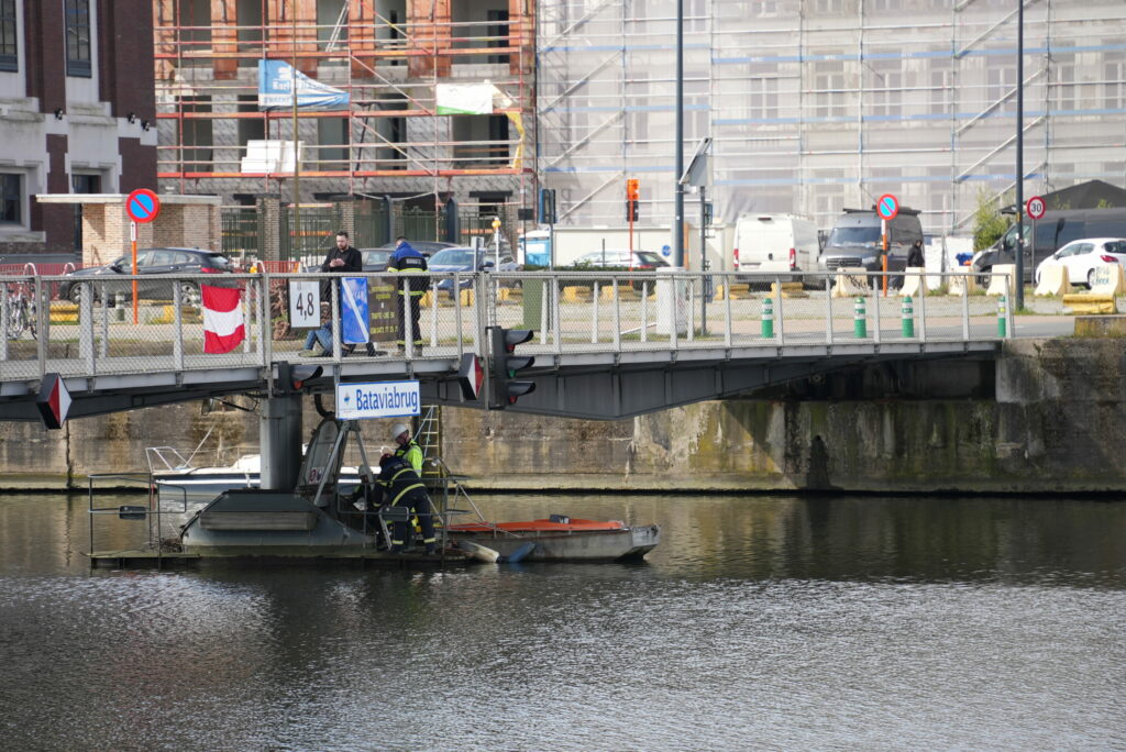 Body of unidentified man found in water of Ghent docks