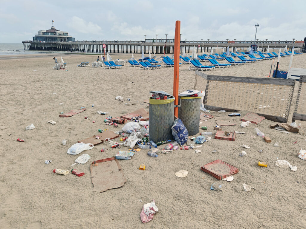 Belgian coastal mayors angry at sea of rubbish left by beachgoers