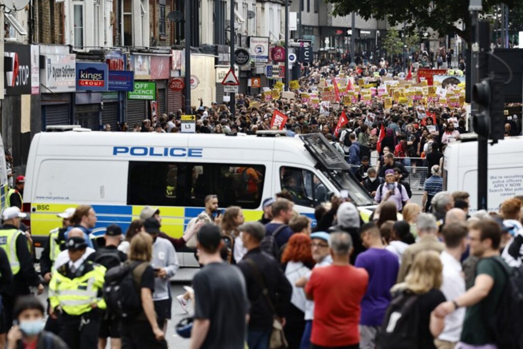 UK: Thousands protest against far-right extremists