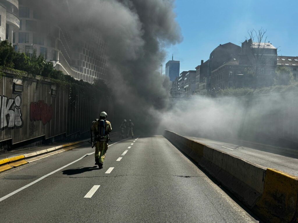 Rogier tunnel in Brussels closed due to car fire