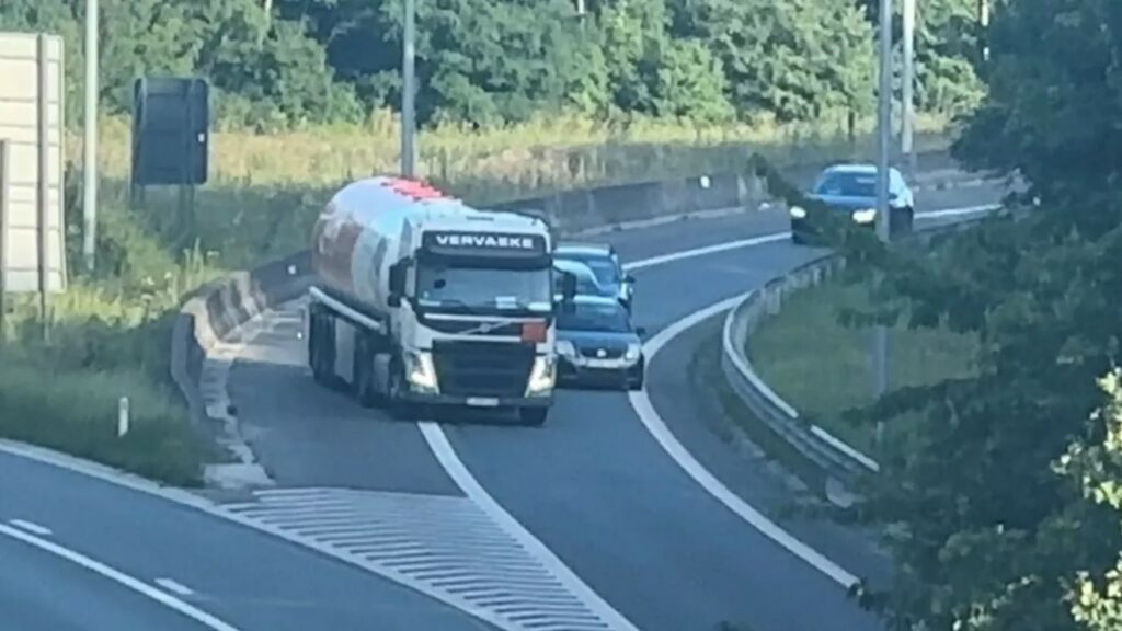 Tanker truck drives backwards hundreds of meters on Brussels Ring Road