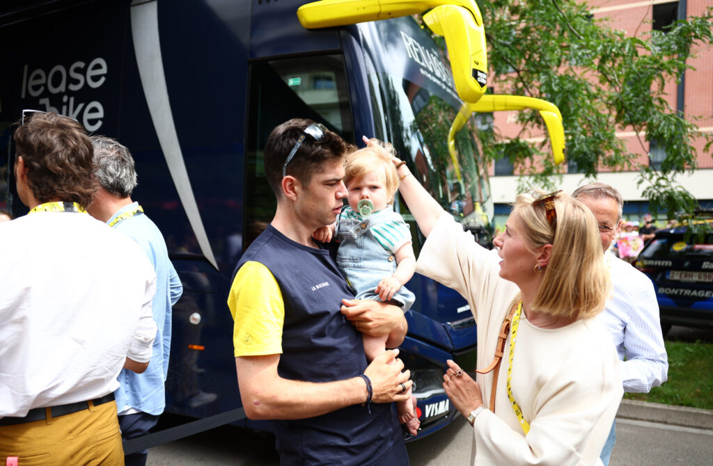 Vuelta a España: Wout van Aert describes 10th-stage win in front of family as 'very special'
