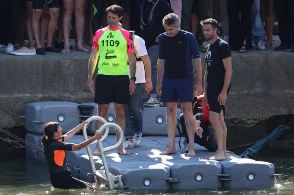 Paris Mayor takes a dip in the Seine once again