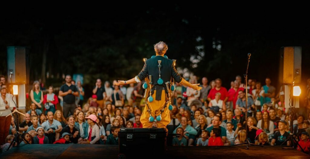 Some one hundred circus performers gather at Saturday's Nuit du Cirque