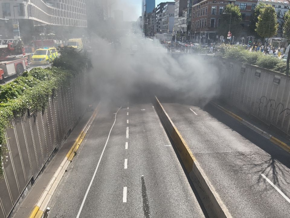 Rogier tunnel in Brussels remains closed following car fire