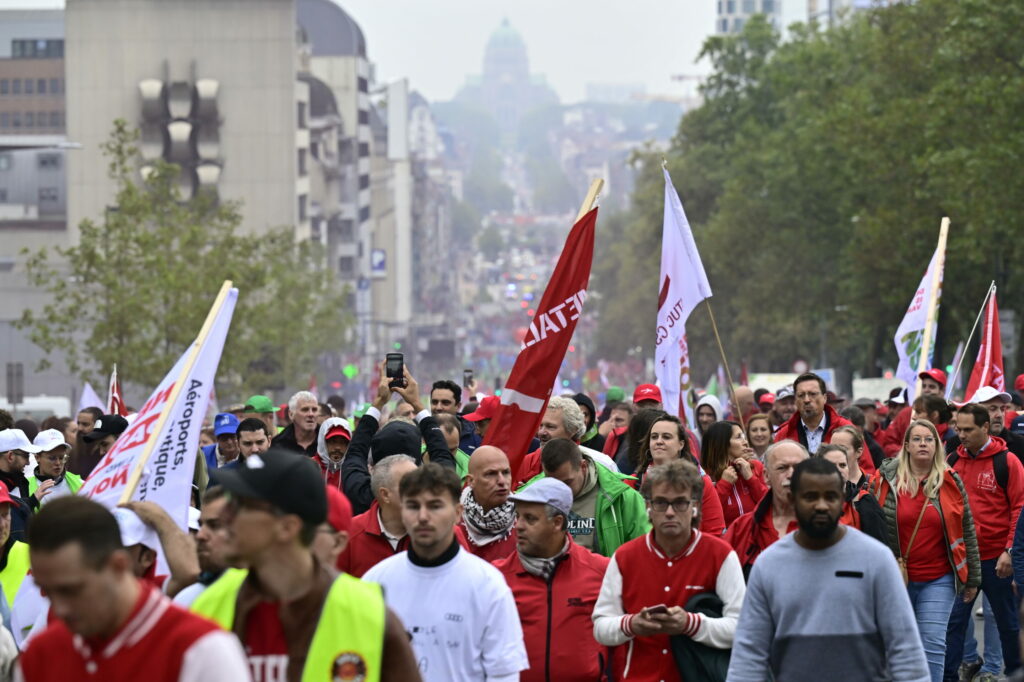 Europe's dying industry: Thousands attend Brussels Audi march