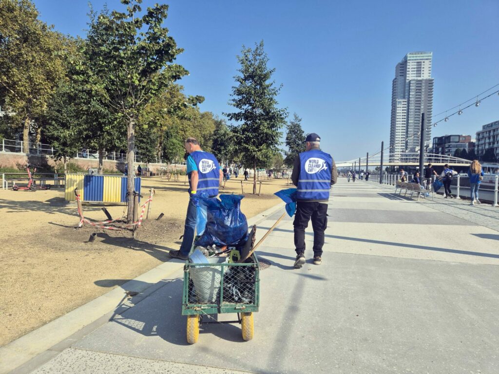 Some 400 Brussels residents clear canal on World Cleanup Day