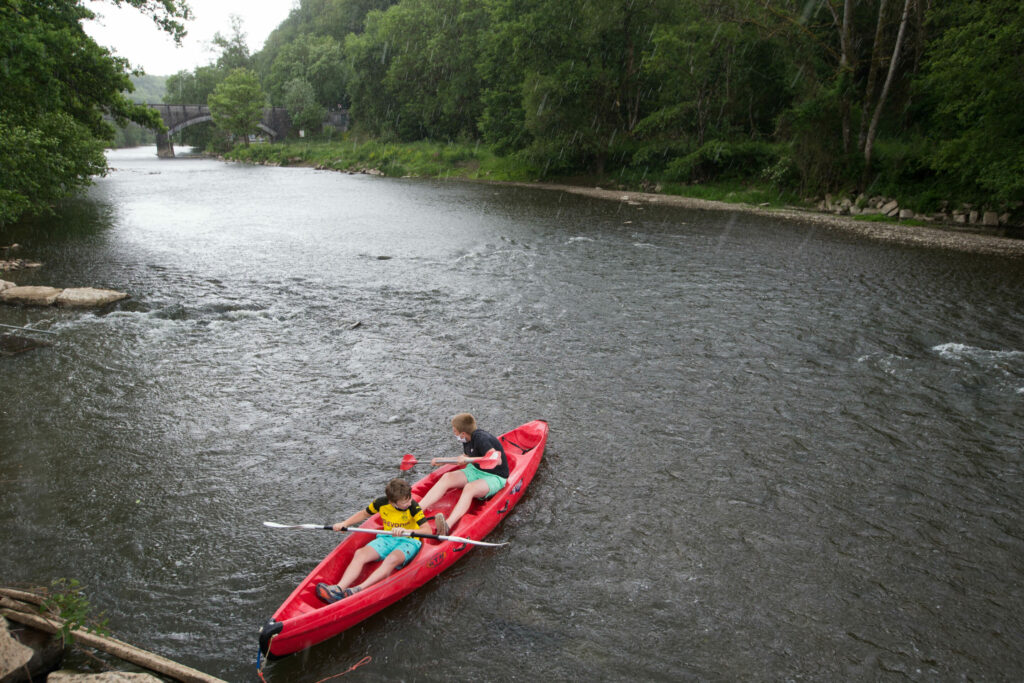 Chaos on the Lesse: Several hundred kayakers surprised by high water levels