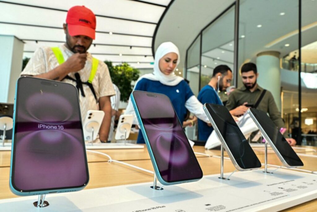 Protesters condemn Apple's coltan use as "genocide" at Brussels store