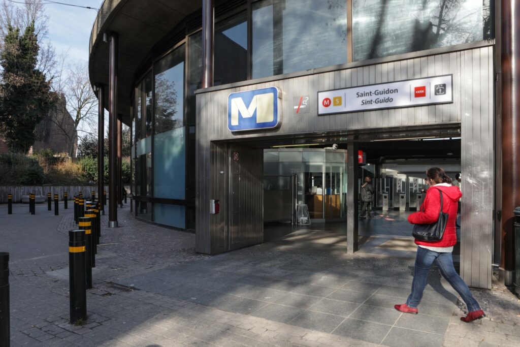 Police investigate possible shooting at metro stop in Anderlecht