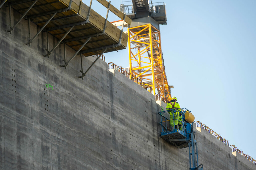 Elia completes new high-voltage pylons in Port of Antwerp