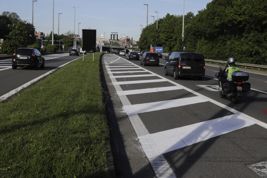 Disruption on E40 near Bertem after pieces of concrete fall off bridge
