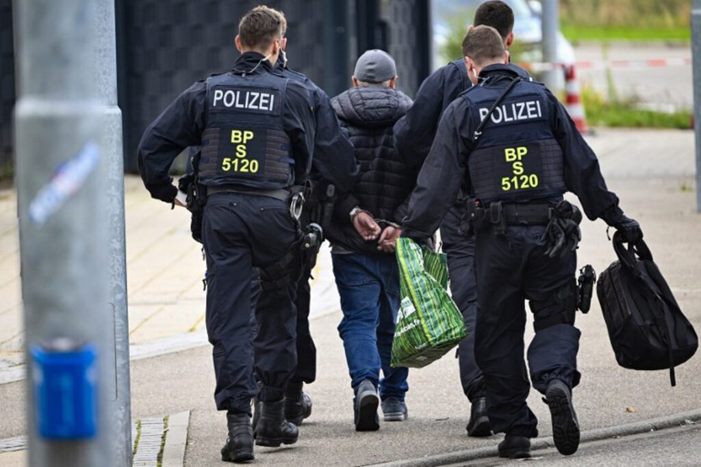 Fewer people intercepted at German borders since controls were extended