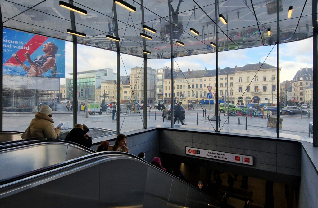 Porte de Namur metro station refurbished with escalators, access gates and artwork