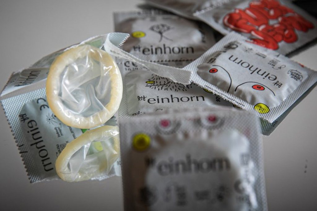 STI cases shoot up in Belgium and abroad, young people use condoms less
