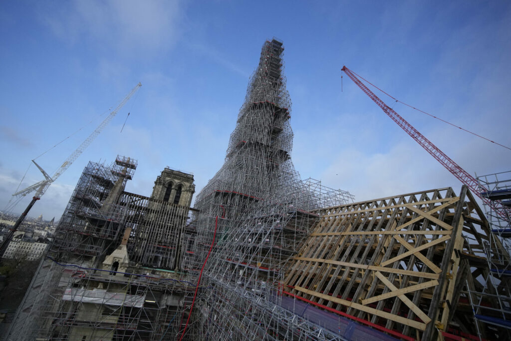 Emblematic statue of Paris' Notre-Dame returns to cathedral