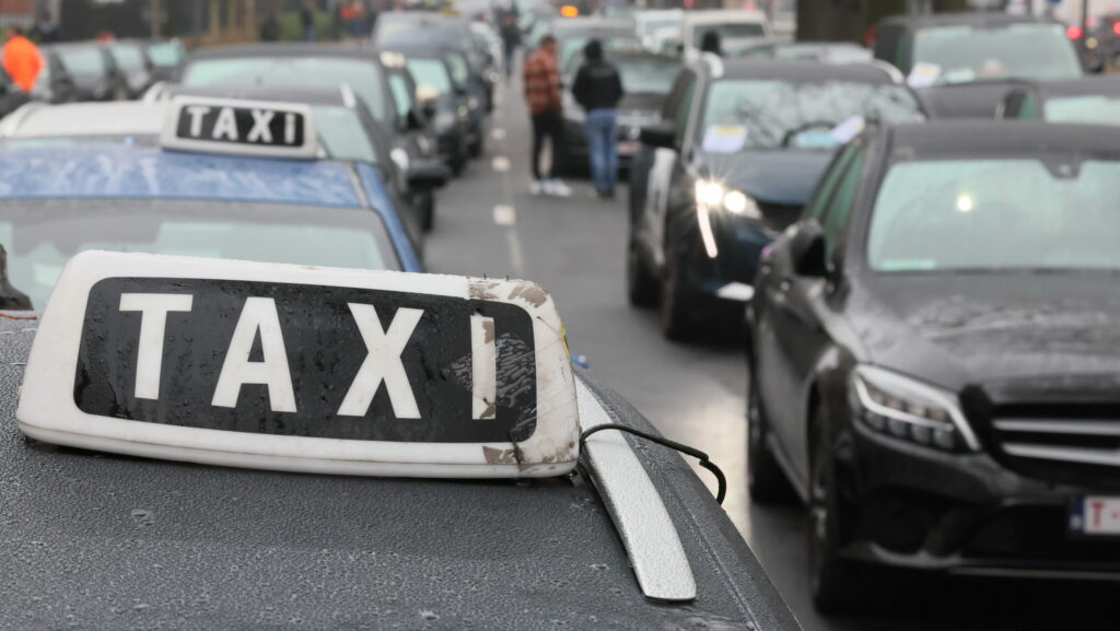 Taxi crashes into restaurant front in Schaerbeek