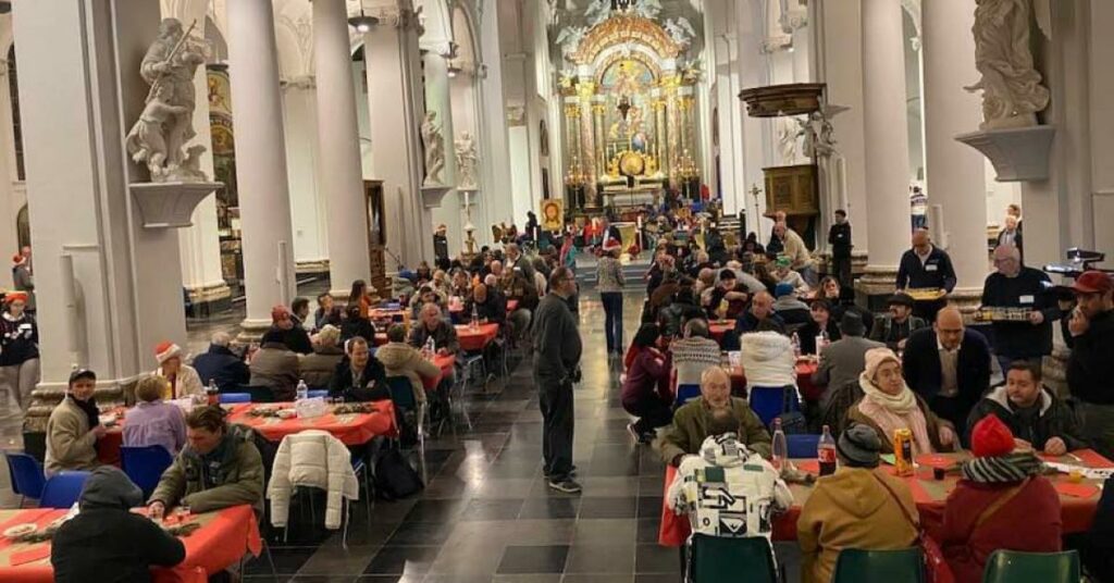 250 homeless people share festive meal in Brussels' Riches Claires church