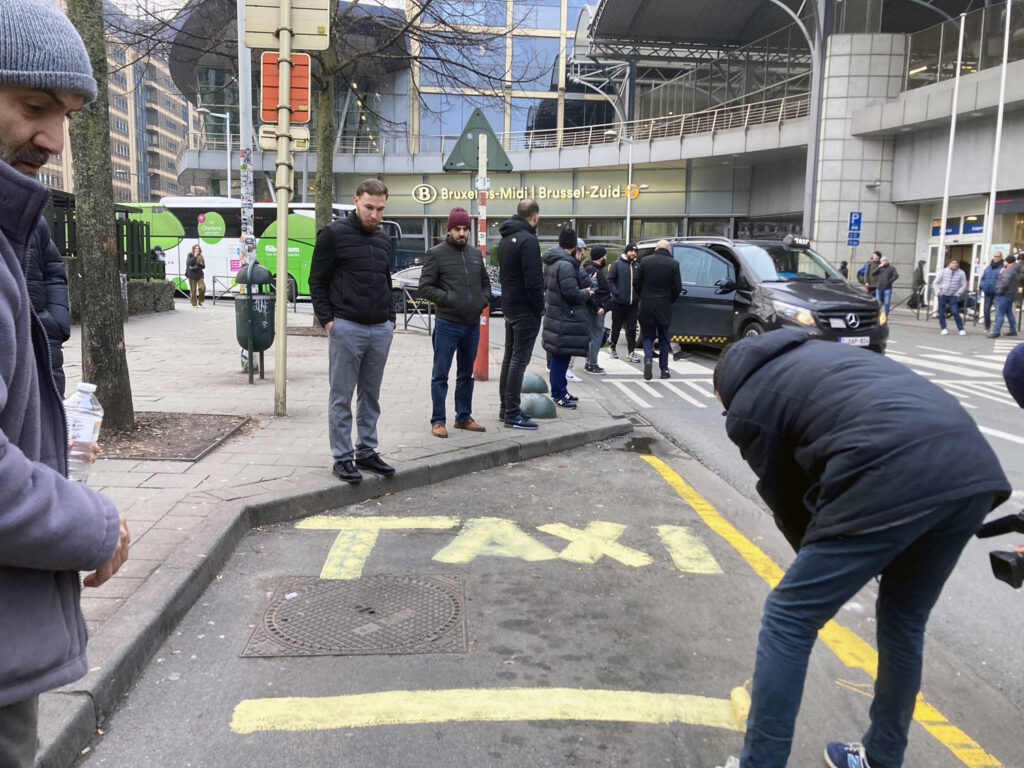 Taxi drivers protest closure of parking spaces around Brussels-Midi