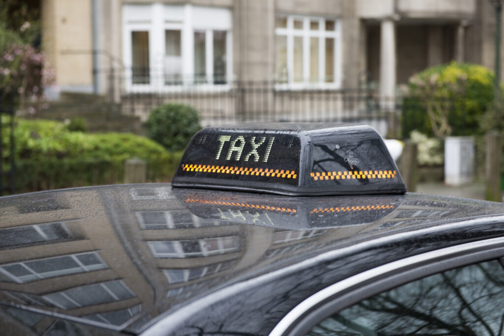 Brussels taxis to take collective action against 'unfair' Uber competition