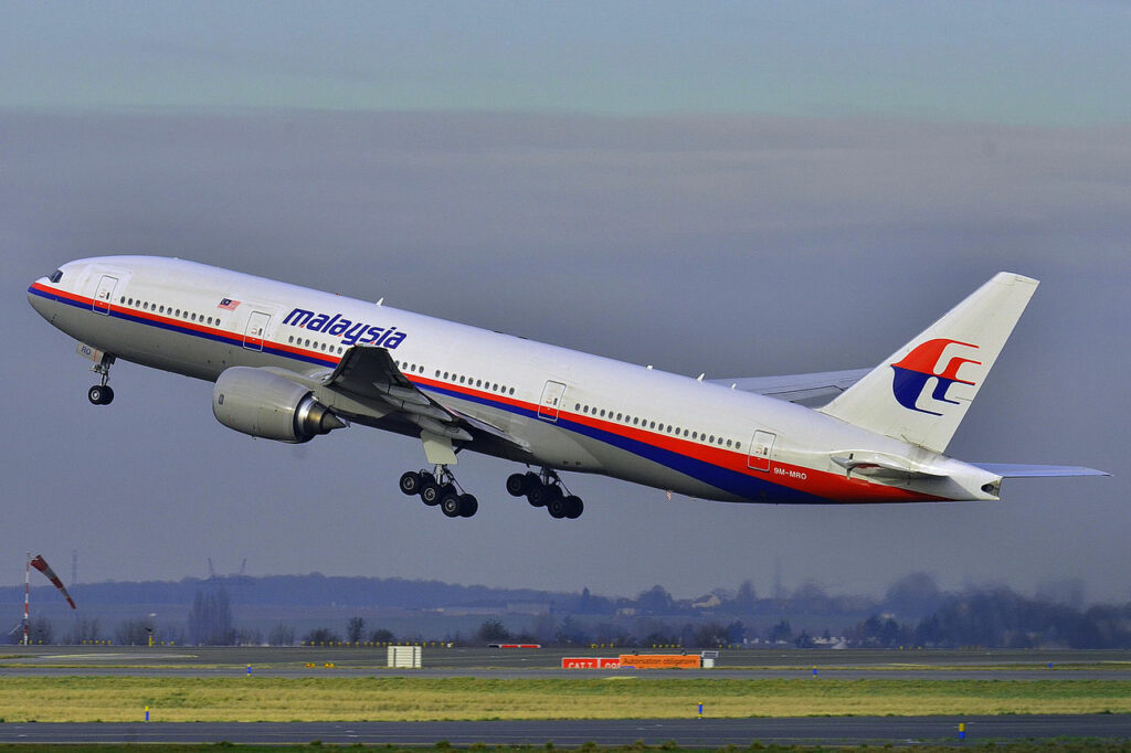 Search for disappeared Malaysia Airlines flight MH370 to resume