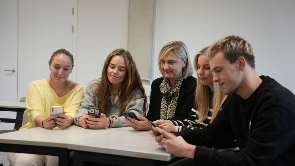 'Check before you click': Flemish influencers join fight against fake news